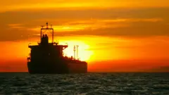 Танкер в море на закате