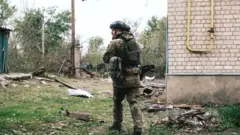Igipolisi kiriko kirakura abantu mu bigwati, reta na yo yarungitse izindi ngabo  mu karere ka Kharkiv bivuye ku bitero vy'Uburusiya. 