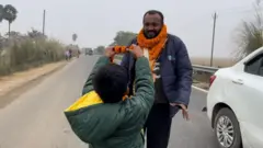 सबा अहमदलाई स्वागत गर्दै उनका छोरा