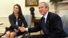 María Corina Machado com George W. Bush em uma foto de 2005.