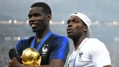 M﻿athias Pogba (iburyo) yasanze murumuna we mu kibuga bishimira igikombe cy'isi mu 2018