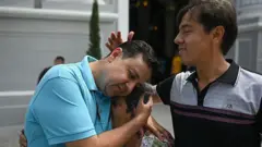 Javier Tarazona (izquierda) junto a su madre y hermano tras ser excarcelado.