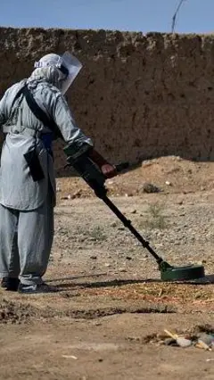 یک ماین پاک در حال استفاده از دستگاه ماین یابی در افغانستان 