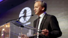 آرکادی دورکوویچ، رئیس فیده، چندین سال زیر نظر ولادیمیر پوتین در روسیه فعالیت کرده است، در حال سخنرانی است