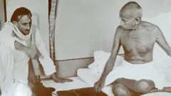 महात्मा गांधी के साथ प्रोफ़ेसर जेबी कृपलानी