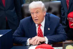 Donald Trump sentado em uma cadeira na Casa Branca.