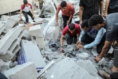Palestinos buscando entre las ruinas