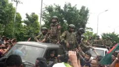 শেখ হাসিনার পদত্যাগের খবরে ঢাকায় সেনা সদস্যদের সঙ্গে হাত মেলাচ্ছেন আন্দোলনকারীরা