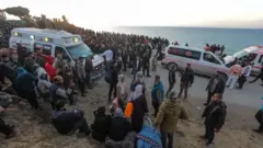 Falastiiniyiinta ayaa ku sugayay wadada Al Rashid, galbeedka xerada qaxootiga ee Nuseirat, si ay ugu laabtaan waqooyiga Marinka Gaza.