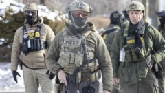 အမေရိကန်နိုင်ငံ မင်နီဆိုတာပြည်နယ်၊ မိနီယာပိုလစ်မြို့ မှာ ၂၀၂၆ ခုနှစ် ဇန်နဝါရီ ၇ ရက်နေ့က ICE အရာရှိတစ်ဦးရဲ့ ပစ်ခတ်မှုကြောင့် အမျိုးသမီးတစ်ဦး သေဆုံးခဲ့တဲ့ နေရာမှာ ICE အရာရှိ တွေ စုဝေးရပ်နေကြတဲ့ပုံဖြစ်ပါတယ် 