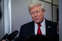 Donald Trump responde a unas preguntas en el avión presidencial.