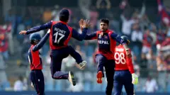 इङ्ग्ल्यान्डका टम ब्यान्टनको विकेट लिएपछि कप्तान रोहित पौडेलसँग उफ्रिएर खुसी मनाउँदै सन्दीप लामिछाने
