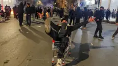 ઈરાનમાં અને તેહરાનમાં પ્રદર્શન, રઝા પહલવીના દીકરાના સમર્થનમાં નારેબાજી, લોકોમાં આક્રોશ, ઈરાનમાં દેખાવો, બીબીસી ગુજરાતી આંતરરાષ્ટ્રીય સમાચાર ઇન્ટરનેશનલ ન્યૂઝ