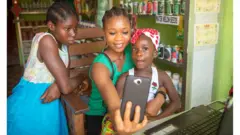 Abashakashatsi bavuga ko ingaruka za telephone ku bana ari urusobe kandi icyemezo ku kuyigurira umwana gikwiye kwigwaho neza