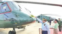 ၂၀၂၅ ခုနှစ်၊ နိုဝင်ဘာ ၈ ရက်မှာ စစ်တပ်သုံး ရဟတ်ယာဉ်တွေနဲ့ လေယာဉ်တွေ တပ်တော်ဝင်ပွဲမှာ မြင်တွေ့ရတဲ့ မြန်မာစစ်ခေါင်းဆောင် 