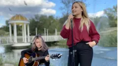  Svitlana Siemieikina và Kristina Spitsyna có chung tình yêu âm nhạc và yêu nước