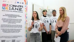 Em uma escola de ensino médio em Nápoles, os alunos participam de uma oficina sobre nutrição organizada pela Fundação Valter Longo