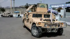 Caminhões militares Humvee abandonados deixados para trás pelos militares dos EUA que caíram nas mãos do Talibã são vistos do lado de fora do aeroporto Hamid Karzai em 22 de setembro de 2021 em Cabul, Afeganistão