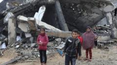 أطفال حول مبنى مدمر في غزة
