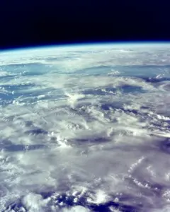 Nuvens sobre o azul do oceano