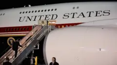 Trump então embarca, no Reino Unido, no avião doado pelo Catar