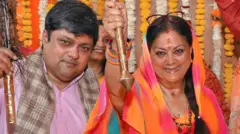 दुष्यंत सिंह अपनी मां वसुंधरा राजे के साथ