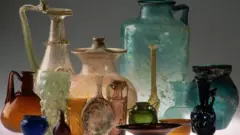 مجموعة من القطع الفنية المصنوعة من الزجاج.