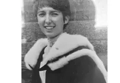 Una foto en blanco y negro de Pauline en su toga de graduación