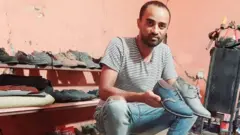 ጫማ መስራትን ከዩቲዩብ የተማረው ወጣት