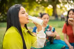 ਲੜਕੀ ਬੋਤਲ ਵਿੱਚੋਂ ਕੁਝ ਪੀ ਰਹੀ ਹੈ