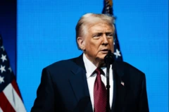 Donald Trump wọ kóòtú dúdú, gbohùngbohùn wà níwájú rẹ̀