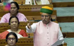 लोकसभा में महिला आरक्षण बिल पेश करते क़ानून मंत्री अर्जुन राम मेघवाल.