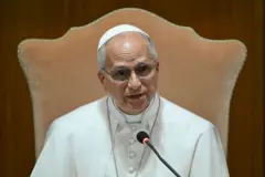 Papa Leo XIV mu gikorwa co gushikiriza urwandiko rwiwe rwa mbere rw’inyigisho rwitwa Magnifica Humanitas, mu Ngoro ya Synod, ku wa 25 Rusama (5) 2026 i Vatikano.