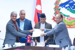 मानव अधिकार उल्लङ्घनका घटनाबारे कार्यदलले दिएको प्रतिवेदनमा ग्रहण गर्दै प्रधानमन्त्री केपी शर्मा ओली, शेरबहादुर देउवा र पुष्पकमल दाहाल प्रचण्ड