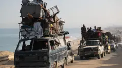 نازحون فلسطينيون فارون من الشمال يتجهون جنوبا في وسط قطاع غزة