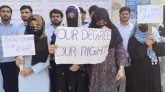 मेवाड़ यूनिवर्सिटी के नर्सिंग के 2022 के बैच को मान्यता नहीं मिली है जिससे इसमें पढ़ने वाले छात्र-छात्राओं के भविष्य पर सवालिया निशान लग गया है