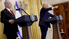 Netanyahu ve Trump, ortak basın toplantısında.