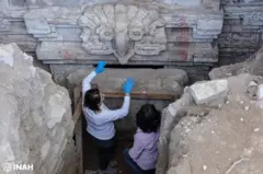 Arqueólogos trabajan en la entrada de la Tumba 10 de Huitzo
