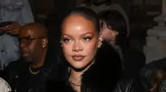 Rihanna yambaye ikoti ry'umukara