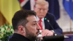 Зеленский, на заднем плане Трамп