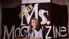 الكاتبة والناشطة النسوية غلوريا ستاينم في مؤتمر صحفي لمجلة MS في الثمانينيات