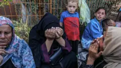 ينعى أقارب الفلسطينيين الذين قضوا نتيجة للهجمات الإسرائيلية على منطقة أصداء، شمال غرب خان يونس