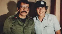 Daniel Ortega y Reed Brody en 1984.