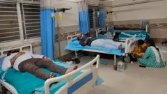 மருத்துவமனையில் அனுமதிக்கப்பட்ட தவெகவினர் 