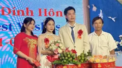 Nick và Cẩm Quý tổ chức tiệc đính hôn tại Việt Nam chỉ sau hai ngày gặp mặt. Cha mẹ của cô dâu trong ảnh chỉ hơn Nick hai tuổi.