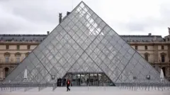 عکسی از موزیم لوور پاریس