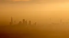 Vista de una neblina amarillenta que cubre a Londres.