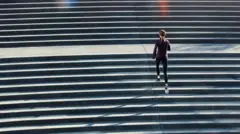 Pessoa de costas subindo uma escadaria