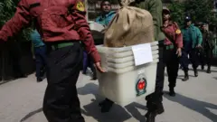 এবার প্রায় ৪৩ হাজার কেন্দ্রে প্রায় আড়াই লাখ ভোটকক্ষ থাকবে, আর ভোটার সংখ্যা পৌনে ১৩ কোটি। 