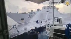 Một tàu tuần duyên Trung Quốc dùng vòi rồng phun nước vào một tàu của Cục Thủy sản và Tài nguyên Thủy sinh Philippines gần bãi cạn Scarborough vào ngày 23/7/2026
